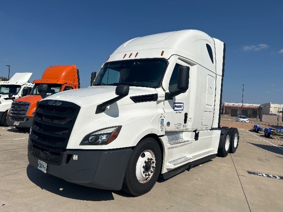 2022 Freightliner Cascadia 126" Sleeper Cab photo 3