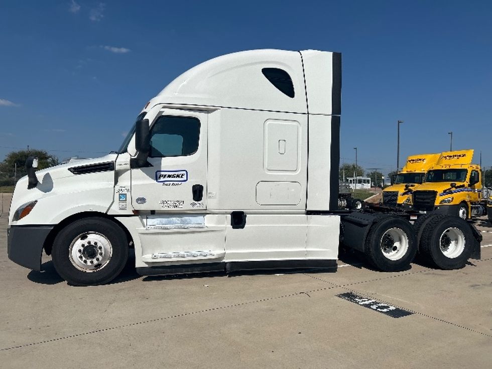 2022 Freightliner Cascadia 126" Sleeper Cab photo 4