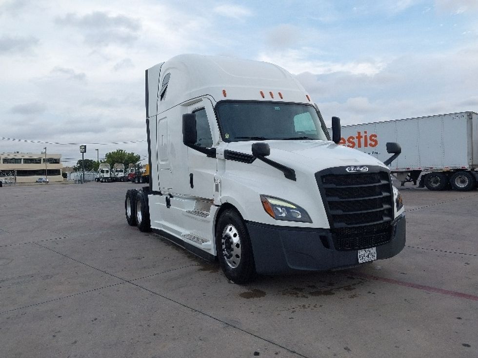 Sleeper Tractor-Heavy Duty Tractors-Freightliner-2022-T12664ST-Fort Worth-TX-665,905\n\t\tmiles-$ 62,500 - Image 1