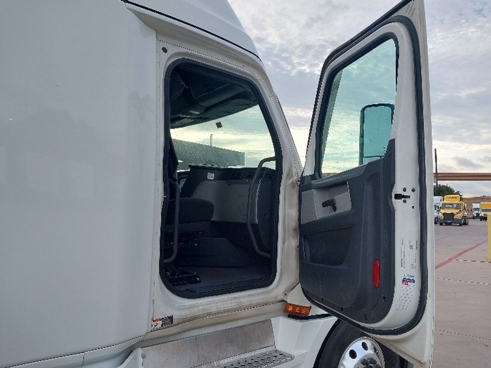 Sleeper Tractor-Heavy Duty Tractors-Freightliner-2022-T12664ST-Fort Worth-TX-665,905\n\t\tmiles-$ 62,500 - Image 13