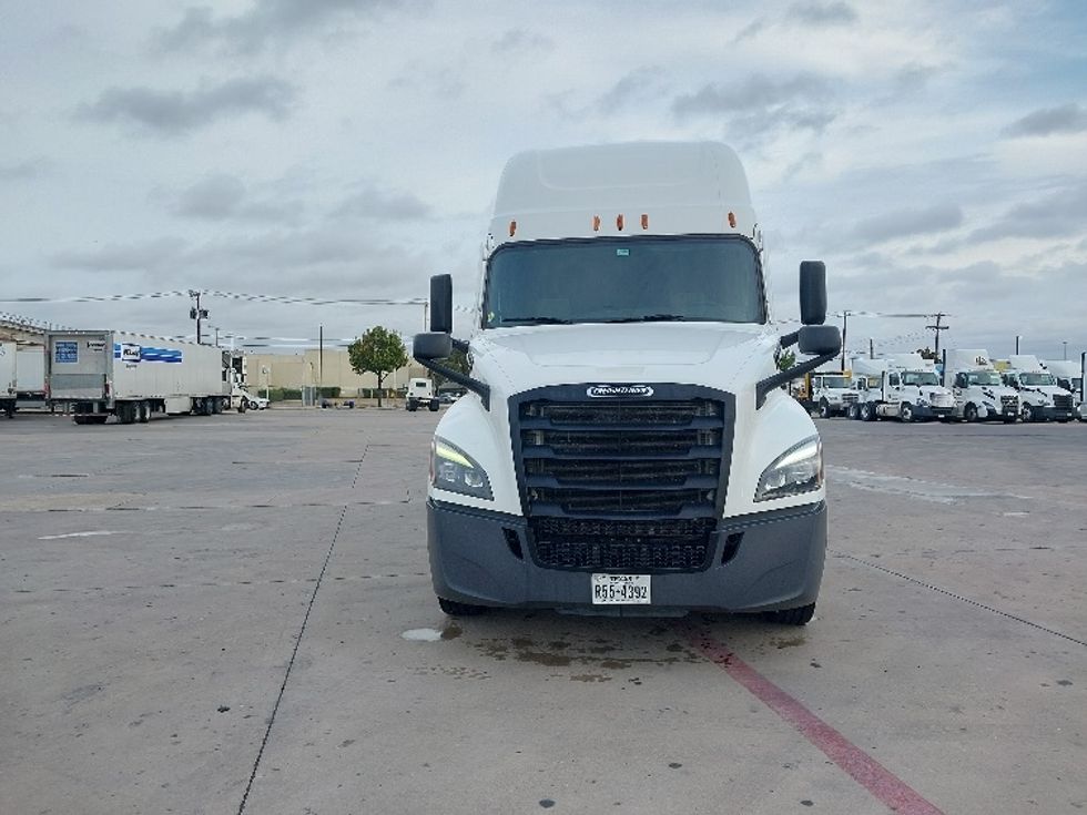 Sleeper Tractor-Heavy Duty Tractors-Freightliner-2022-T12664ST-Fort Worth-TX-665,905\n\t\tmiles-$ 62,500 - Image 2