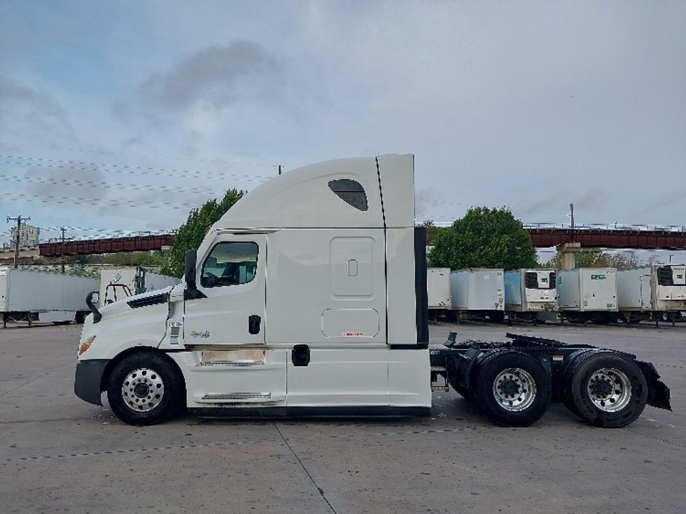Sleeper Tractor-Heavy Duty Tractors-Freightliner-2022-T12664ST-Fort Worth-TX-665,905\n\t\tmiles-$ 62,500 - Image 4
