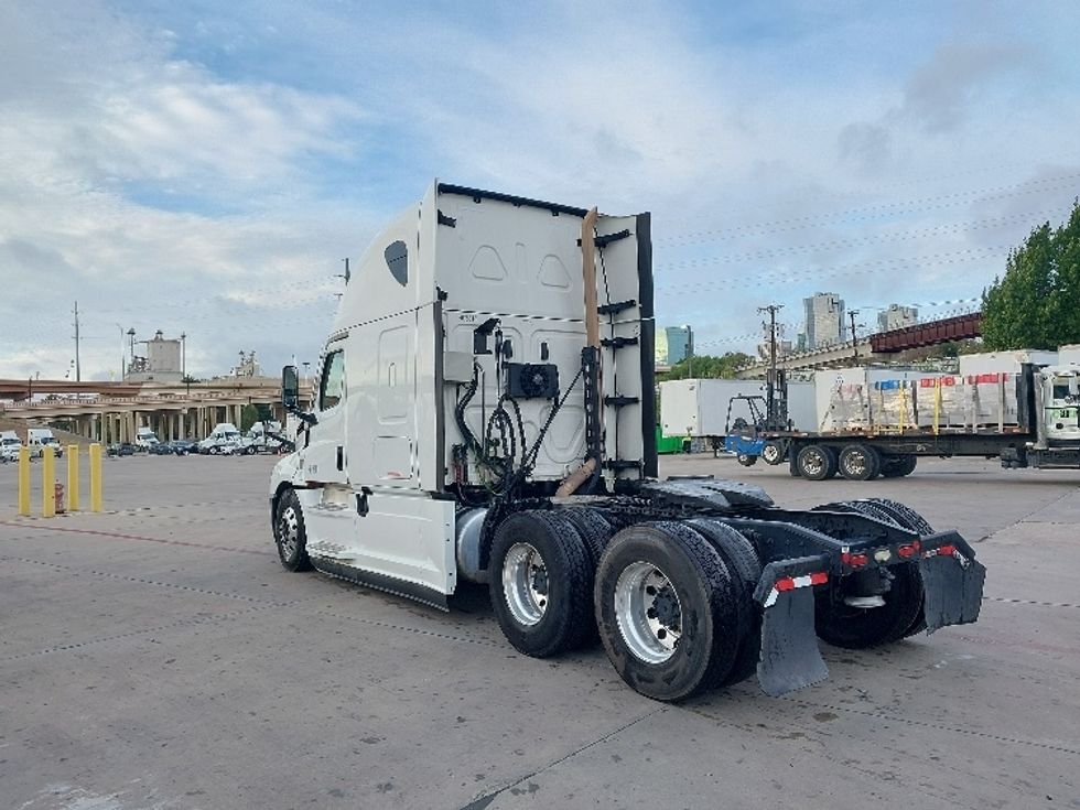Sleeper Tractor-Heavy Duty Tractors-Freightliner-2022-T12664ST-Fort Worth-TX-665,905\n\t\tmiles-$ 62,500 - Image 5
