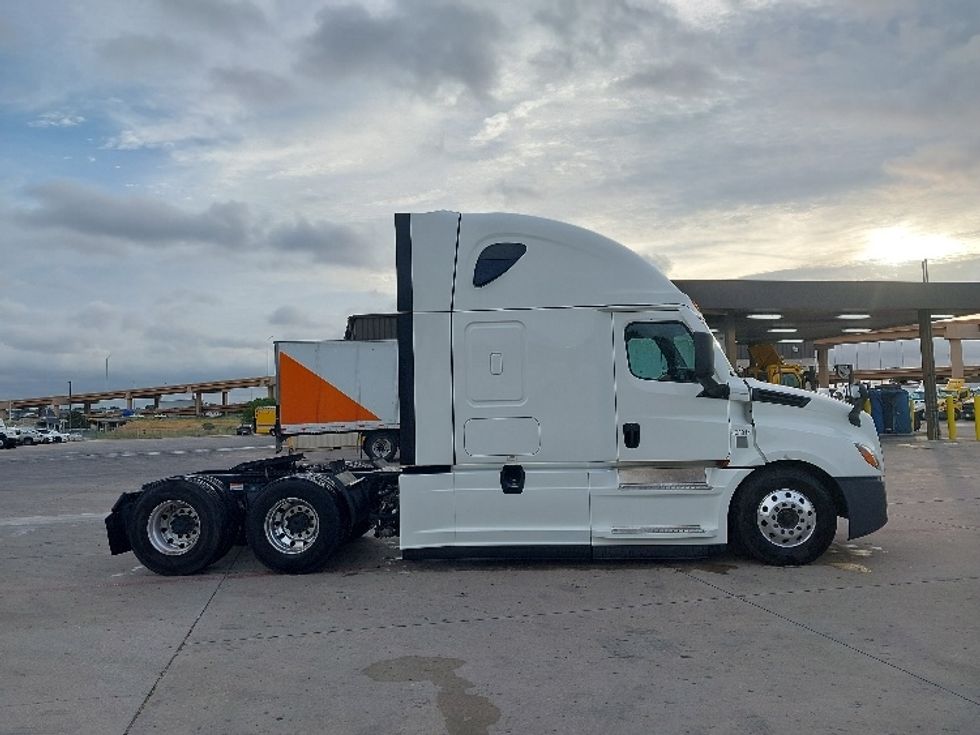 Sleeper Tractor-Heavy Duty Tractors-Freightliner-2022-T12664ST-Fort Worth-TX-665,905\n\t\tmiles-$ 62,500 - Image 8