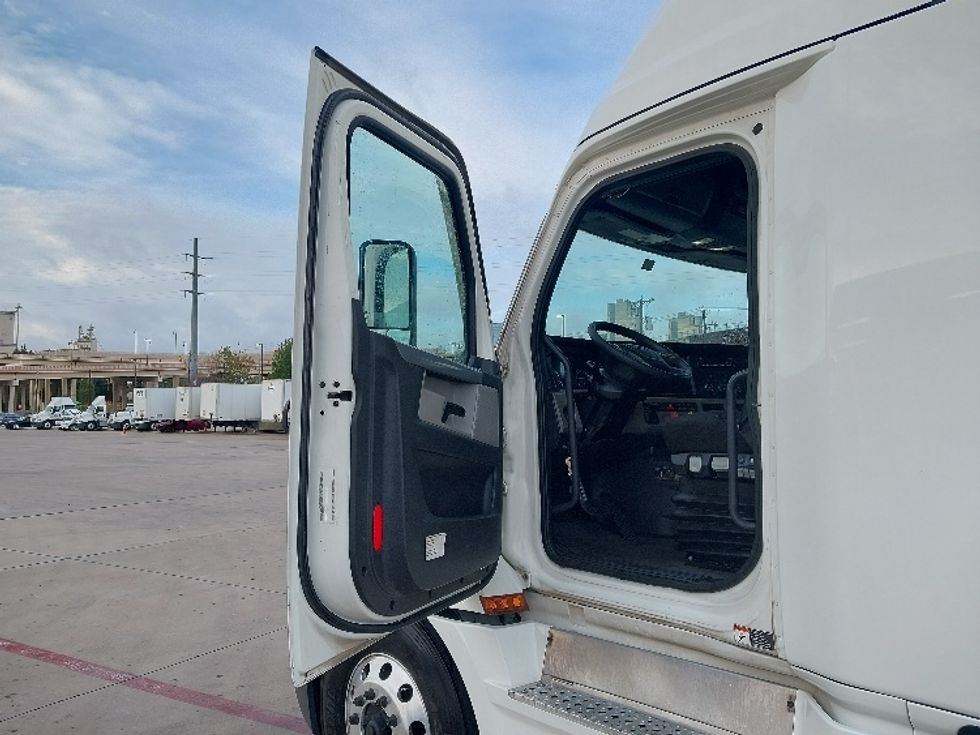 Sleeper Tractor-Heavy Duty Tractors-Freightliner-2022-T12664ST-Fort Worth-TX-665,905\n\t\tmiles-$ 62,500 - Image 9