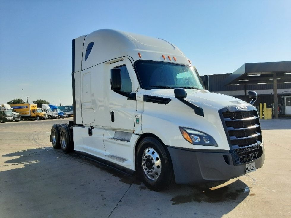 Sleeper Tractor-Heavy Duty Tractors-Freightliner-2022-T12664ST-Fort Worth-TX-672,526\n\t\tmiles-$ 59,250 - Image 1