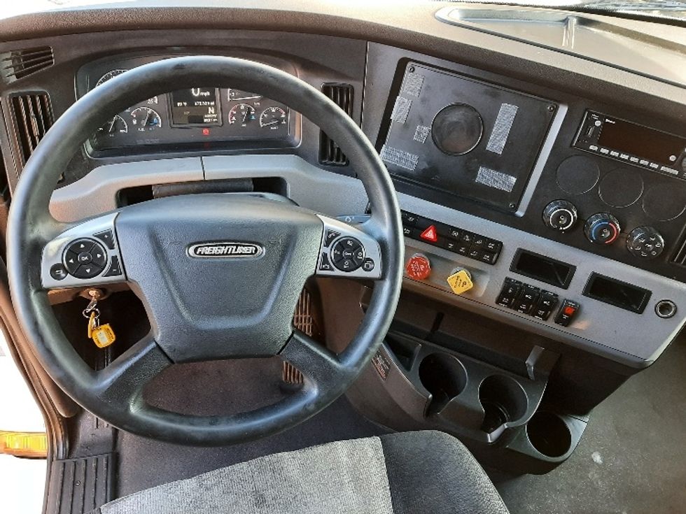 Sleeper Tractor-Heavy Duty Tractors-Freightliner-2022-T12664ST-Fort Worth-TX-672,526\n\t\tmiles-$ 59,250 - Image 11