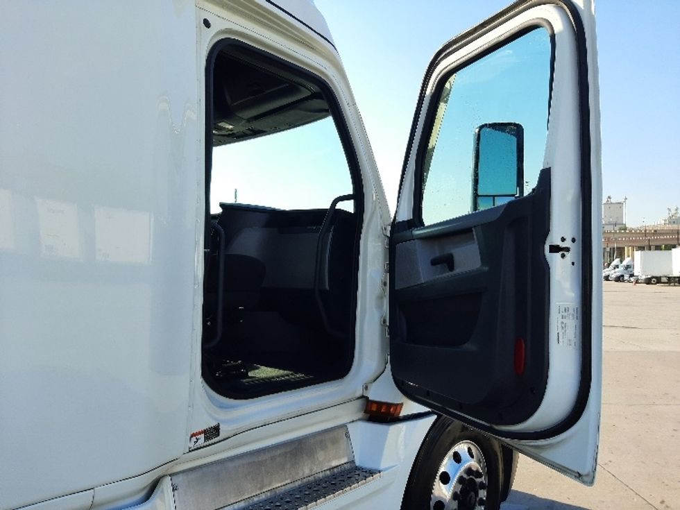 Sleeper Tractor-Heavy Duty Tractors-Freightliner-2022-T12664ST-Fort Worth-TX-672,526\n\t\tmiles-$ 59,250 - Image 13