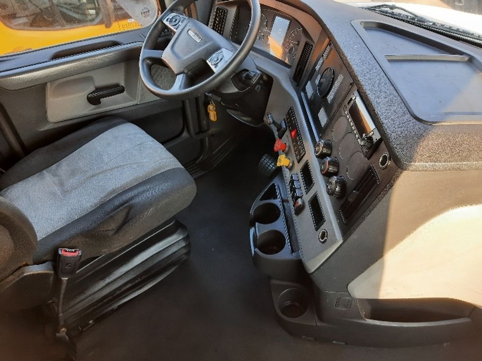 Sleeper Tractor-Heavy Duty Tractors-Freightliner-2022-T12664ST-Fort Worth-TX-672,526\n\t\tmiles-$ 59,250 - Image 15