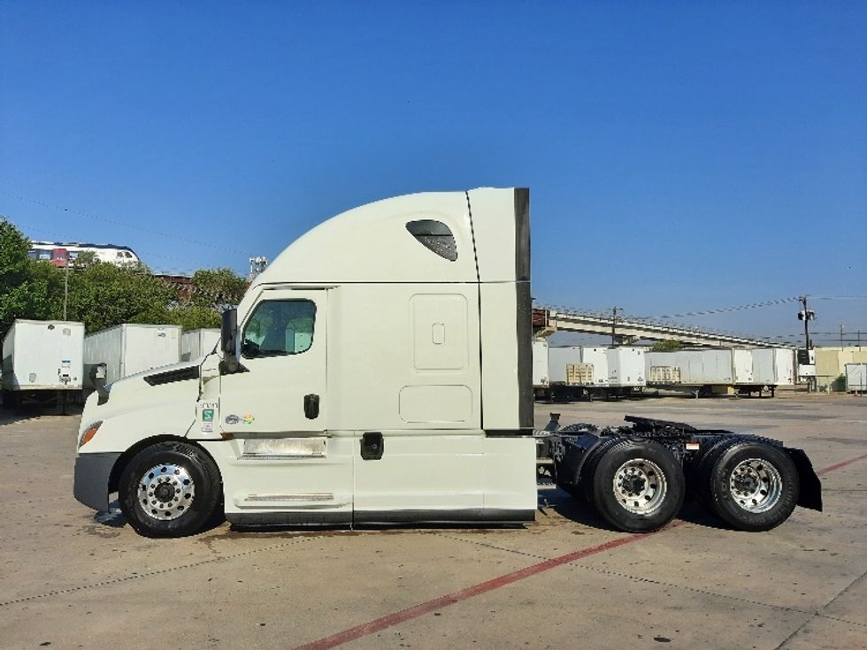 Sleeper Tractor-Heavy Duty Tractors-Freightliner-2022-T12664ST-Fort Worth-TX-672,526\n\t\tmiles-$ 59,250 - Image 4