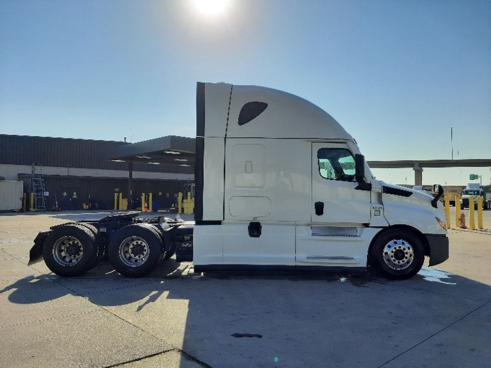 Sleeper Tractor-Heavy Duty Tractors-Freightliner-2022-T12664ST-Fort Worth-TX-672,526\n\t\tmiles-$ 59,250 - Image 8
