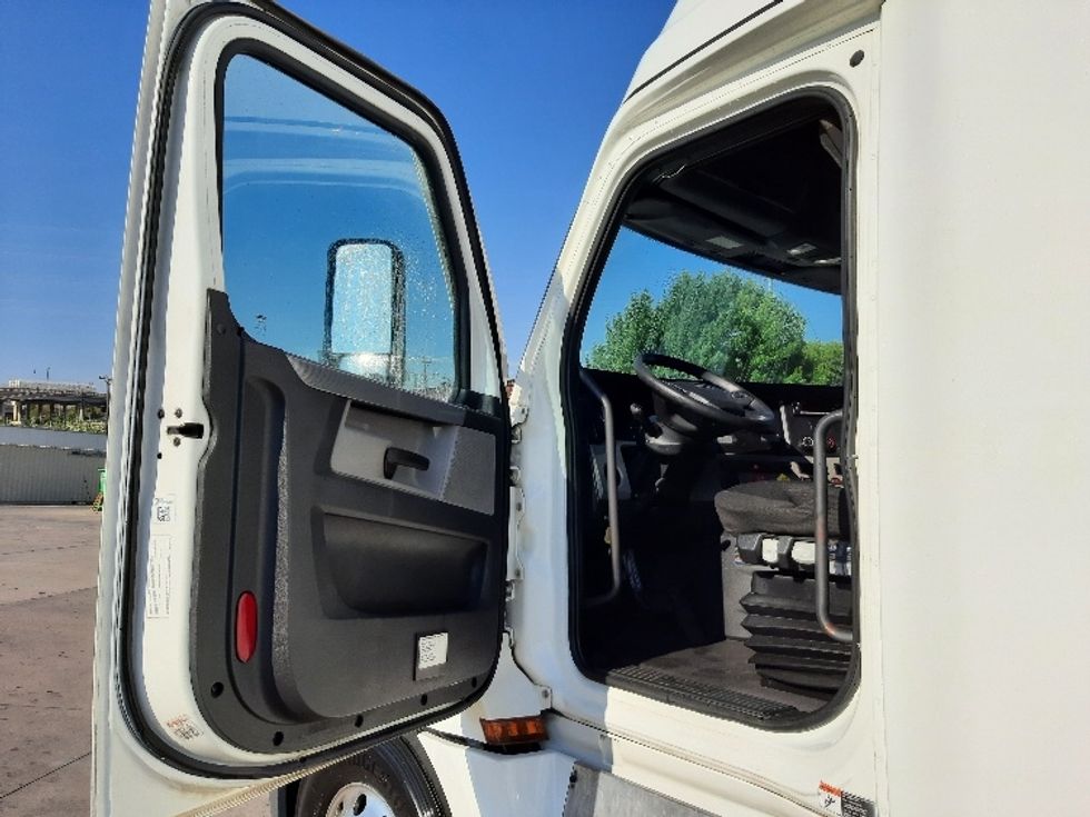 Sleeper Tractor-Heavy Duty Tractors-Freightliner-2022-T12664ST-Fort Worth-TX-672,526\n\t\tmiles-$ 59,250 - Image 9