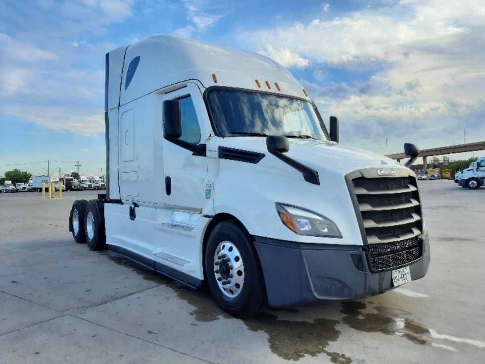 Sleeper Tractor-Heavy Duty Tractors-Freightliner-2022-T12664ST-Fort Worth-TX-708,680\n\t\tmiles-$ 57,750 - Image 1