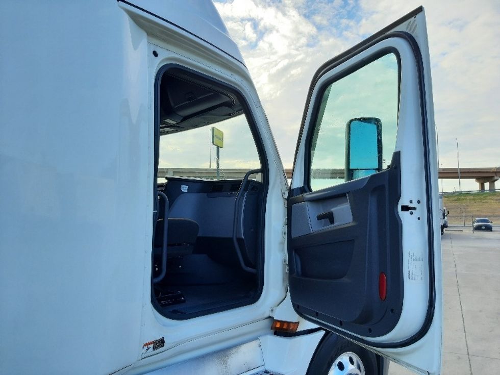 Sleeper Tractor-Heavy Duty Tractors-Freightliner-2022-T12664ST-Fort Worth-TX-708,680\n\t\tmiles-$ 57,750 - Image 13