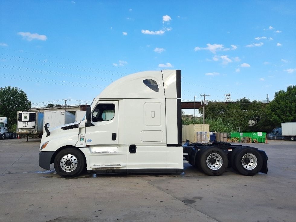 Sleeper Tractor-Heavy Duty Tractors-Freightliner-2022-T12664ST-Fort Worth-TX-708,680\n\t\tmiles-$ 57,750 - Image 4
