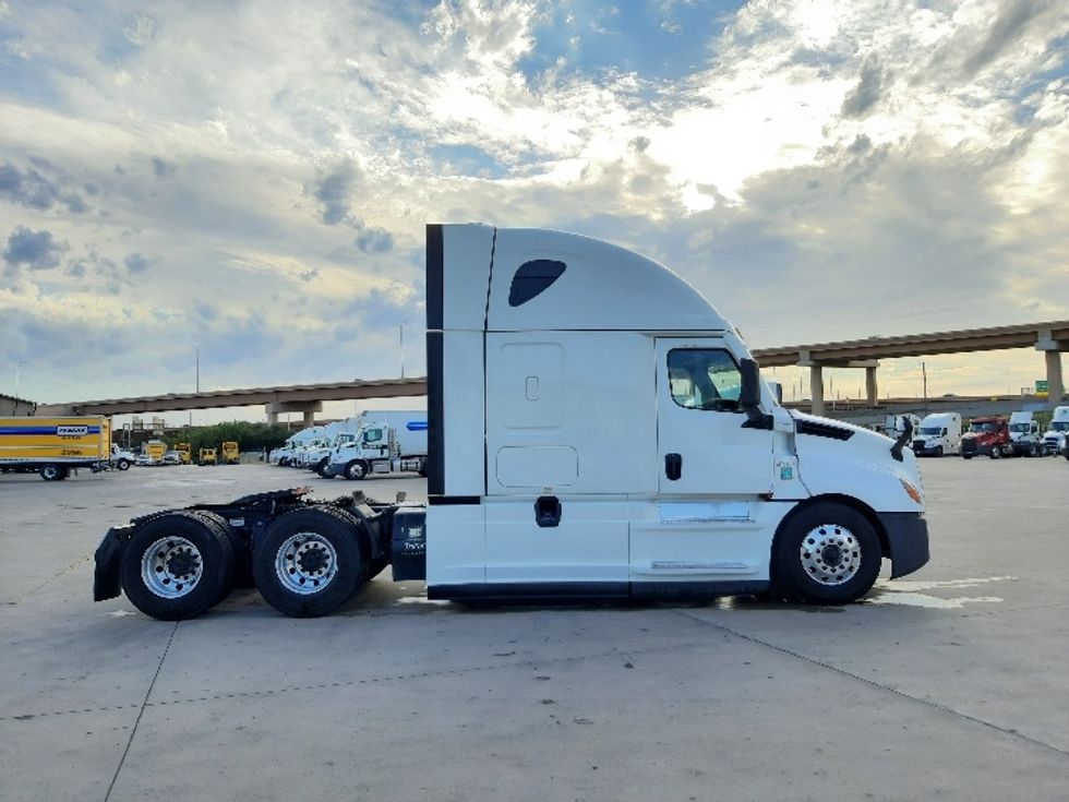 Sleeper Tractor-Heavy Duty Tractors-Freightliner-2022-T12664ST-Fort Worth-TX-708,680\n\t\tmiles-$ 57,750 - Image 8