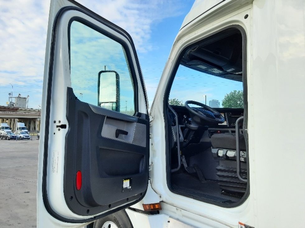 Sleeper Tractor-Heavy Duty Tractors-Freightliner-2022-T12664ST-Fort Worth-TX-708,680\n\t\tmiles-$ 57,750 - Image 9