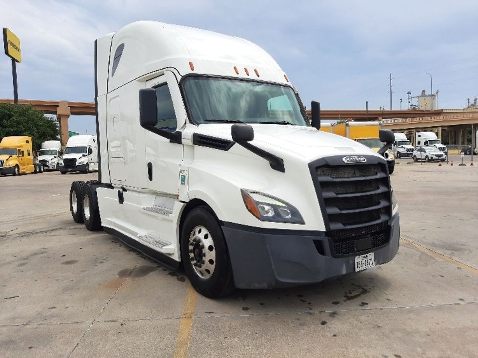 Sleeper Tractor-Heavy Duty Tractors-Freightliner-2022-T12664ST-Fort Worth-TX-716,107\n\t\tmiles-$ 54,750 - Image 1