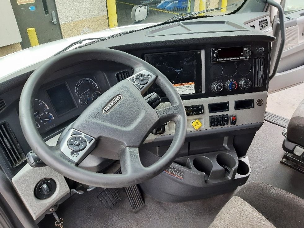 Sleeper Tractor-Heavy Duty Tractors-Freightliner-2022-T12664ST-Fort Worth-TX-716,107\n\t\tmiles-$ 54,750 - Image 10