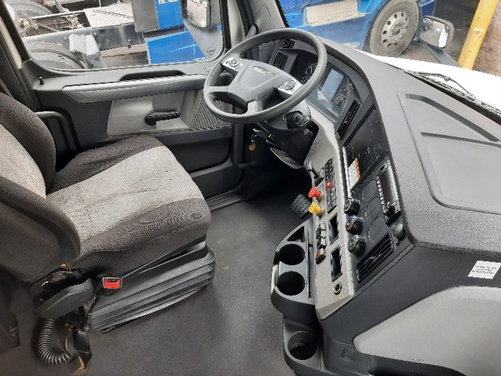 Sleeper Tractor-Heavy Duty Tractors-Freightliner-2022-T12664ST-Fort Worth-TX-716,107\n\t\tmiles-$ 54,750 - Image 15
