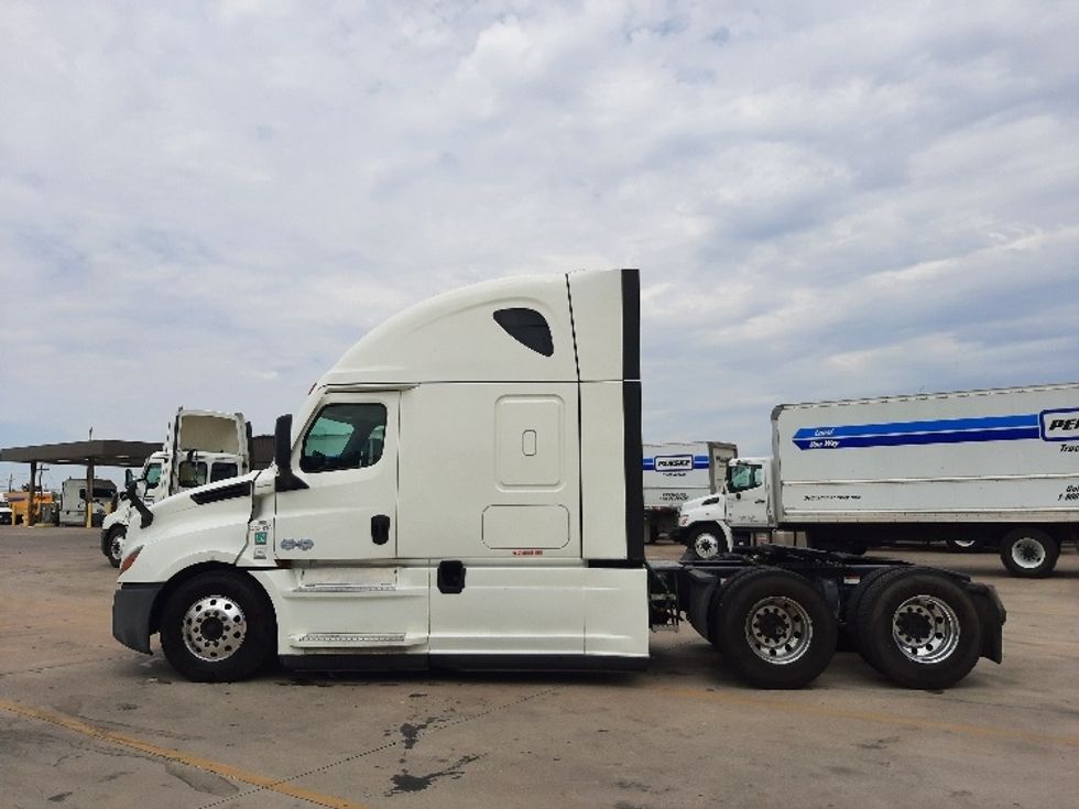 Sleeper Tractor-Heavy Duty Tractors-Freightliner-2022-T12664ST-Fort Worth-TX-716,107\n\t\tmiles-$ 54,750 - Image 4