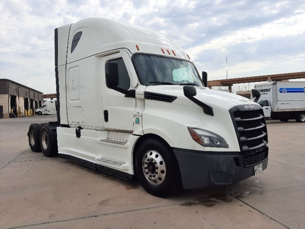 Sleeper Tractor-Heavy Duty Tractors-Freightliner-2022-T12664ST-Fort Worth-TX-735,368\n\t\tmiles-$ 52,750 - Image 1