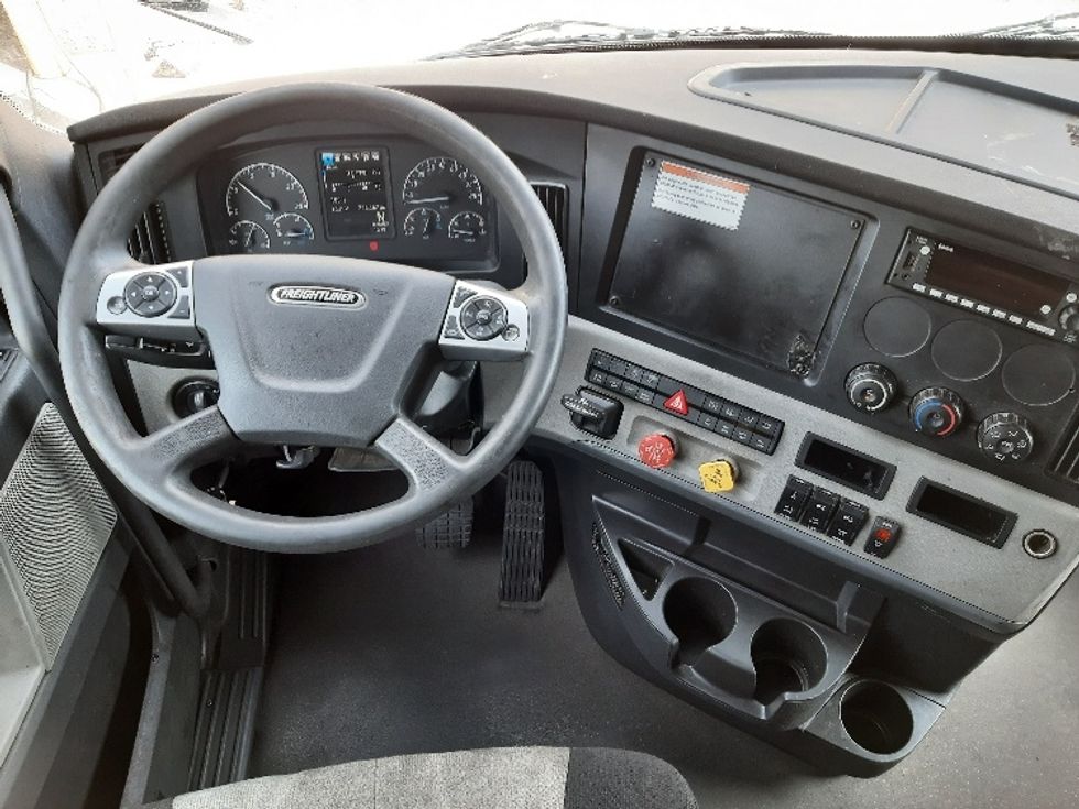 Sleeper Tractor-Heavy Duty Tractors-Freightliner-2022-T12664ST-Fort Worth-TX-735,368\n\t\tmiles-$ 52,750 - Image 10