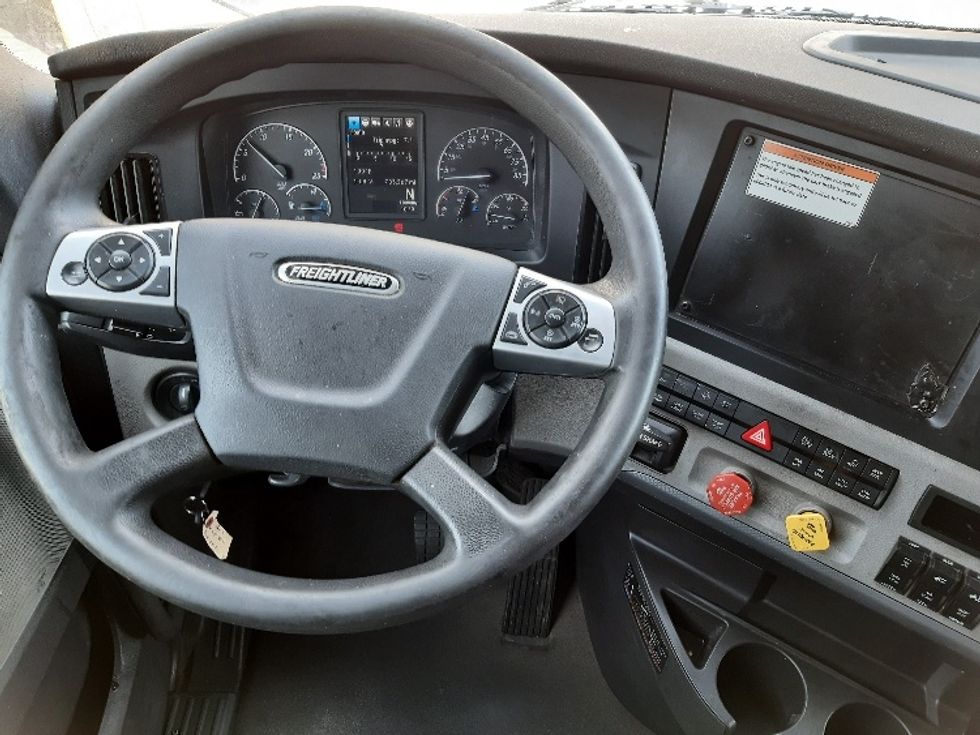Sleeper Tractor-Heavy Duty Tractors-Freightliner-2022-T12664ST-Fort Worth-TX-735,368\n\t\tmiles-$ 52,750 - Image 11