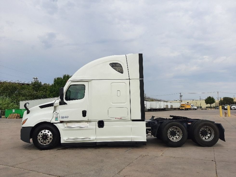 Sleeper Tractor-Heavy Duty Tractors-Freightliner-2022-T12664ST-Fort Worth-TX-735,368\n\t\tmiles-$ 52,750 - Image 4