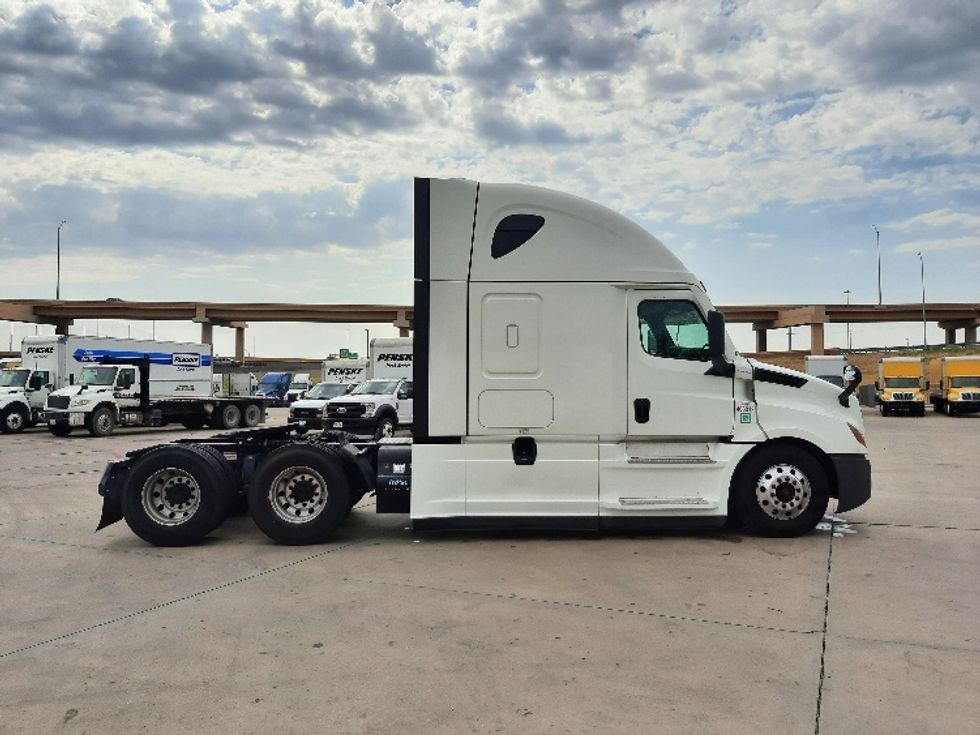 Sleeper Tractor-Heavy Duty Tractors-Freightliner-2022-T12664ST-Fort Worth-TX-735,368\n\t\tmiles-$ 52,750 - Image 8