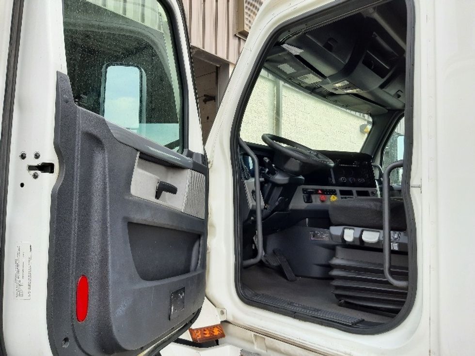 Sleeper Tractor-Heavy Duty Tractors-Freightliner-2022-T12664ST-Fort Worth-TX-735,368\n\t\tmiles-$ 52,750 - Image 9