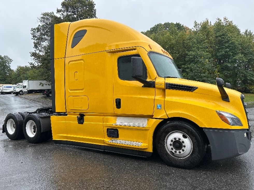 Sleeper Tractor-Heavy Duty Tractors-Freightliner-2022-T12664ST-Franklin-MA-431,013\n\t\tmiles-$ 71,000 - Image 1