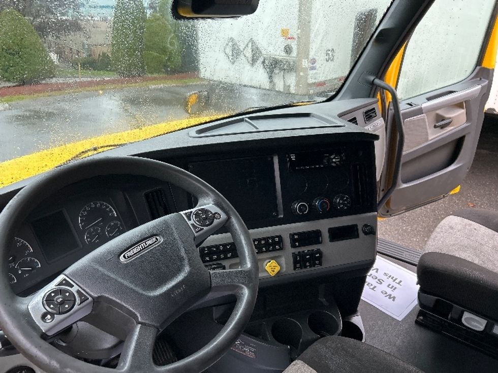 Sleeper Tractor-Heavy Duty Tractors-Freightliner-2022-T12664ST-Franklin-MA-431,013\n\t\tmiles-$ 71,000 - Image 10