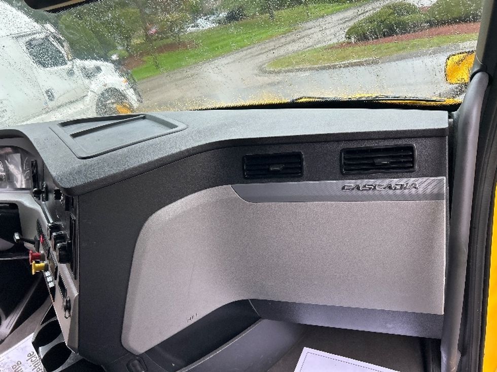 Sleeper Tractor-Heavy Duty Tractors-Freightliner-2022-T12664ST-Franklin-MA-431,013\n\t\tmiles-$ 71,000 - Image 14