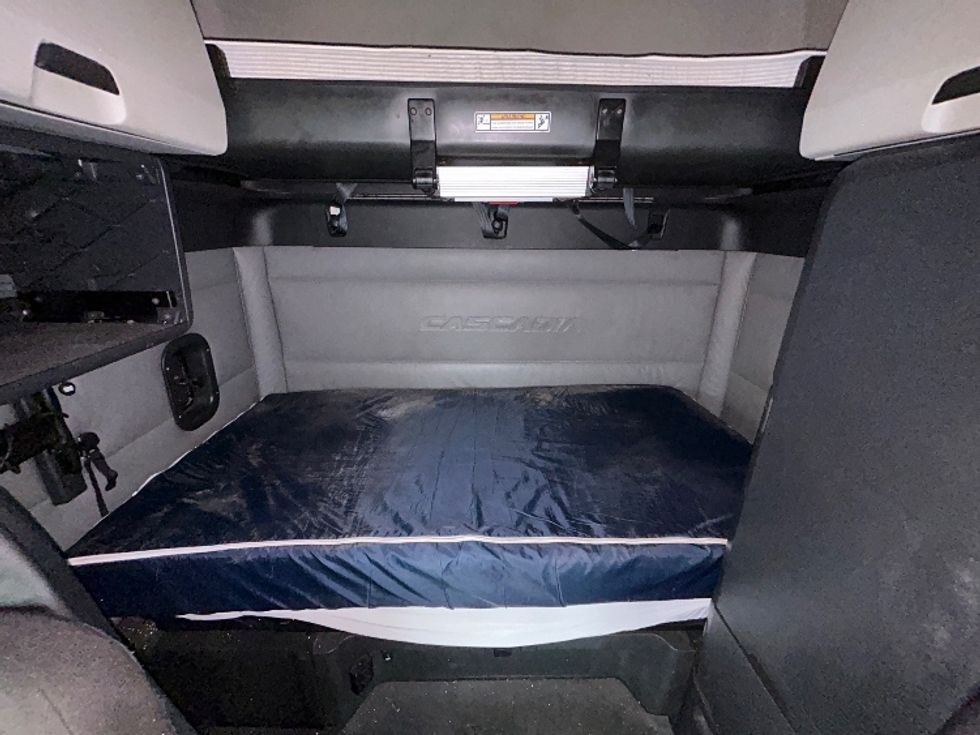 Sleeper Tractor-Heavy Duty Tractors-Freightliner-2022-T12664ST-Franklin-MA-431,013\n\t\tmiles-$ 71,000 - Image 16