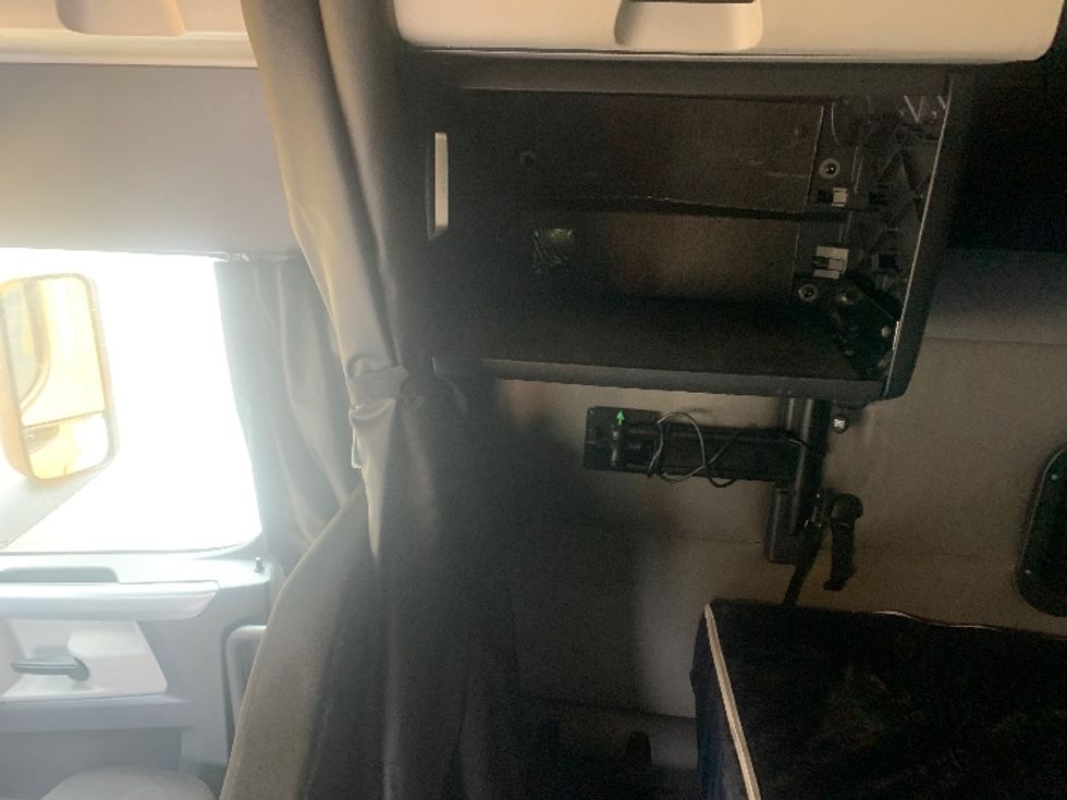 Sleeper Tractor-Heavy Duty Tractors-Freightliner-2022-T12664ST-Franklin-MA-431,013\n\t\tmiles-$ 71,000 - Image 19