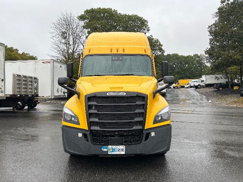 Sleeper Tractor-Heavy Duty Tractors-Freightliner-2022-T12664ST-Franklin-MA-431,013\n\t\tmiles-$ 71,000 - Image 2