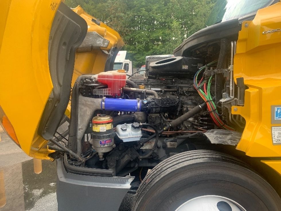 Sleeper Tractor-Heavy Duty Tractors-Freightliner-2022-T12664ST-Franklin-MA-431,013\n\t\tmiles-$ 71,000 - Image 21