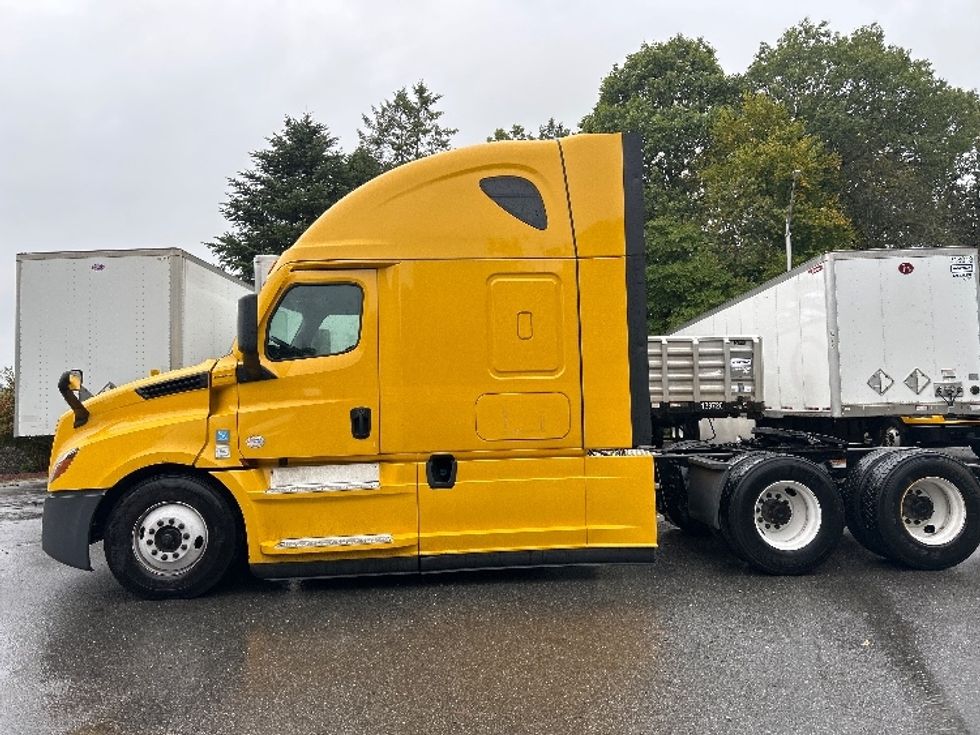Sleeper Tractor-Heavy Duty Tractors-Freightliner-2022-T12664ST-Franklin-MA-431,013\n\t\tmiles-$ 71,000 - Image 4