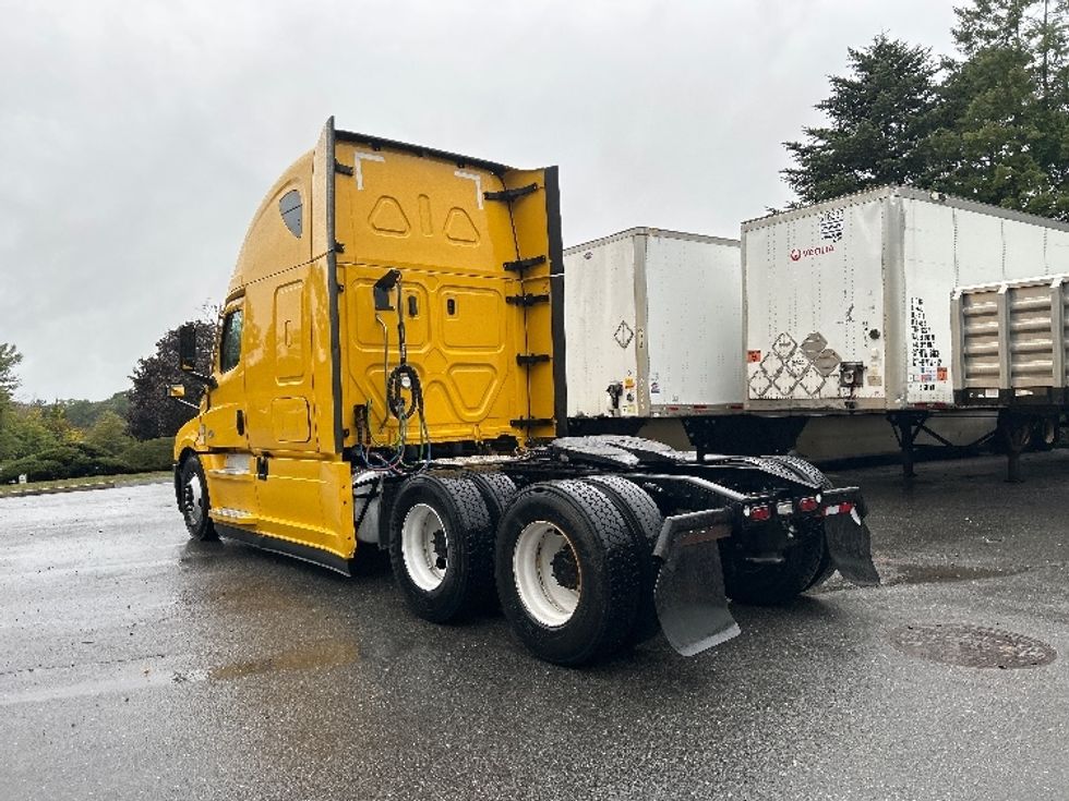 Sleeper Tractor-Heavy Duty Tractors-Freightliner-2022-T12664ST-Franklin-MA-431,013\n\t\tmiles-$ 71,000 - Image 5