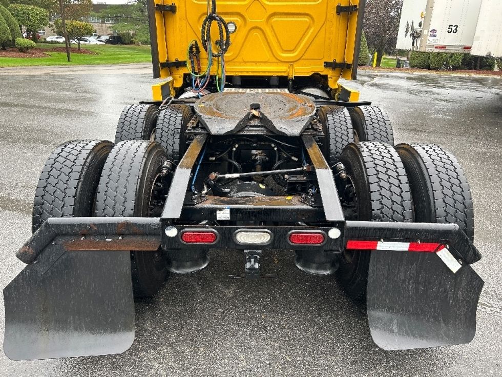 Sleeper Tractor-Heavy Duty Tractors-Freightliner-2022-T12664ST-Franklin-MA-431,013\n\t\tmiles-$ 71,000 - Image 6