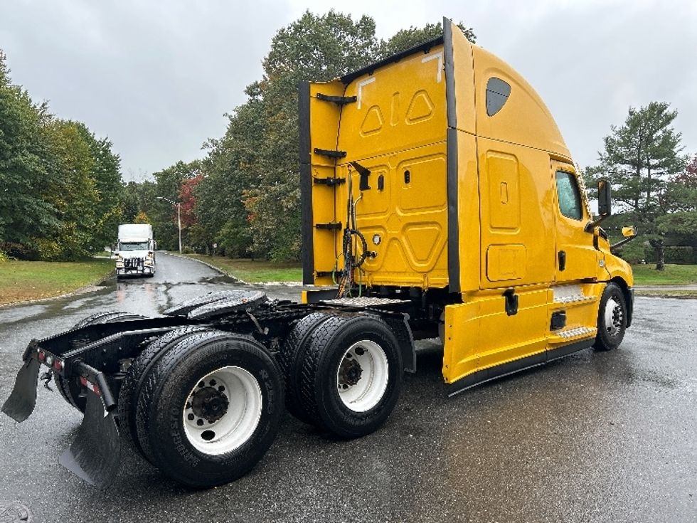 Sleeper Tractor-Heavy Duty Tractors-Freightliner-2022-T12664ST-Franklin-MA-431,013\n\t\tmiles-$ 71,000 - Image 7