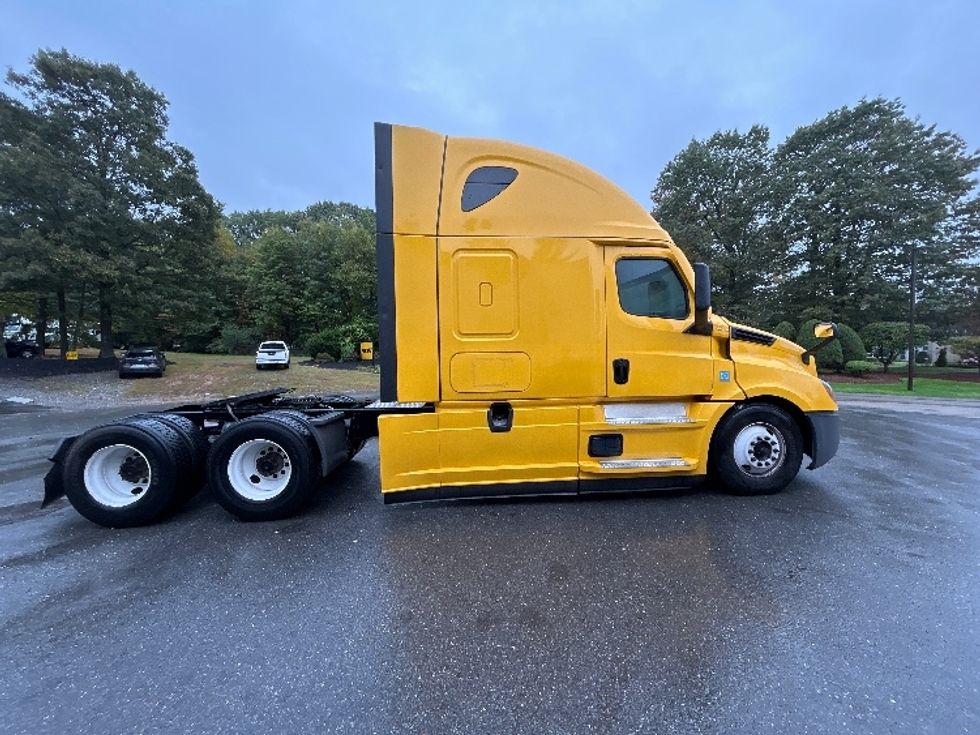 Sleeper Tractor-Heavy Duty Tractors-Freightliner-2022-T12664ST-Franklin-MA-431,013\n\t\tmiles-$ 71,000 - Image 8