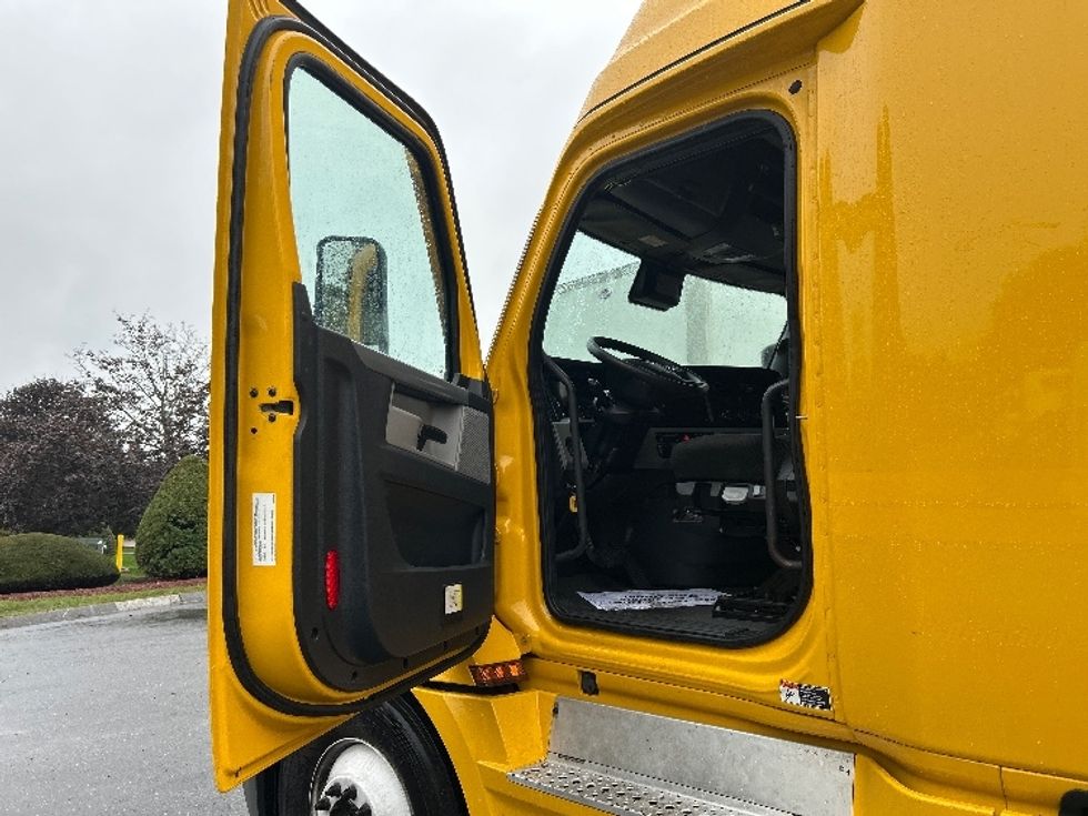 Sleeper Tractor-Heavy Duty Tractors-Freightliner-2022-T12664ST-Franklin-MA-431,013\n\t\tmiles-$ 71,000 - Image 9