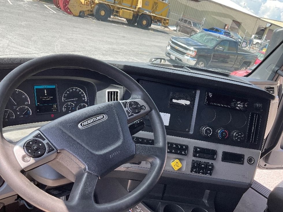 Sleeper Tractor-Heavy Duty Tractors-Freightliner-2022-T12664ST-Frederick-MD-453,713\n\t\tmiles-$ 78,500 - Image 10