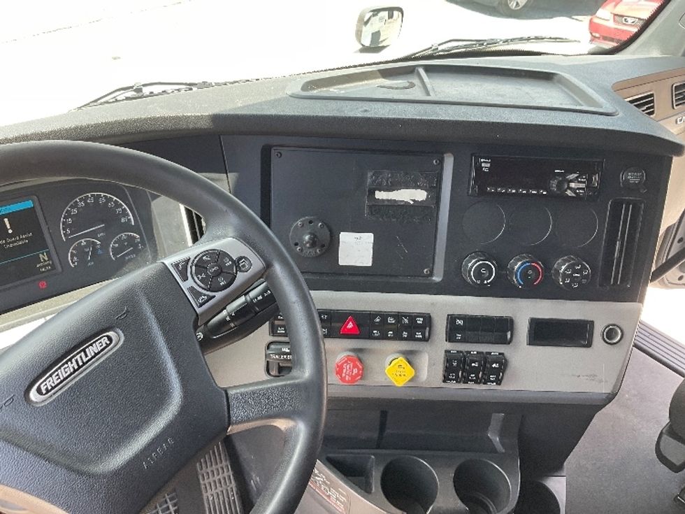 Sleeper Tractor-Heavy Duty Tractors-Freightliner-2022-T12664ST-Frederick-MD-453,713\n\t\tmiles-$ 78,500 - Image 11