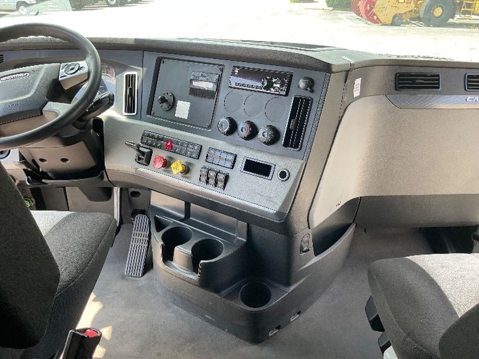 Sleeper Tractor-Heavy Duty Tractors-Freightliner-2022-T12664ST-Frederick-MD-453,713\n\t\tmiles-$ 78,500 - Image 12