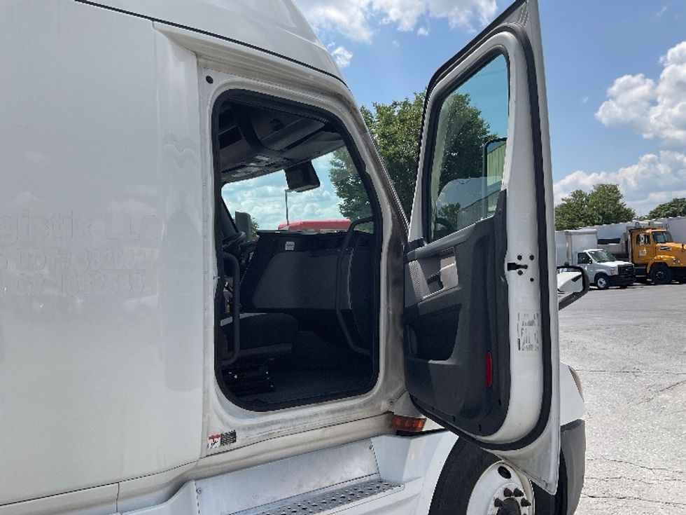 Sleeper Tractor-Heavy Duty Tractors-Freightliner-2022-T12664ST-Frederick-MD-453,713\n\t\tmiles-$ 78,500 - Image 13