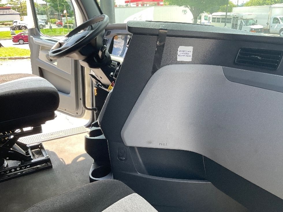Sleeper Tractor-Heavy Duty Tractors-Freightliner-2022-T12664ST-Frederick-MD-453,713\n\t\tmiles-$ 78,500 - Image 15