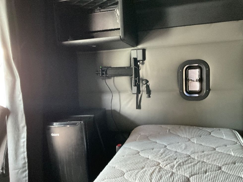 Sleeper Tractor-Heavy Duty Tractors-Freightliner-2022-T12664ST-Frederick-MD-453,713\n\t\tmiles-$ 78,500 - Image 19